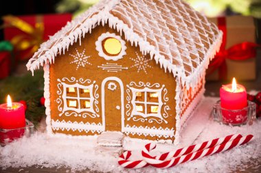 Güzel zencefilli kurabiye evi ve Noel dekoru masada, yakın plan.