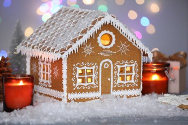 Güzel zencefilli kurabiye evi ve Noel dekoru bulanık ışıklara karşı, yakın plan