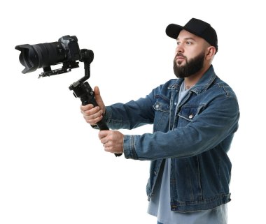 Kameraman beyaz arkaplanda kameralı titreşim dengeleyici kullanıyor