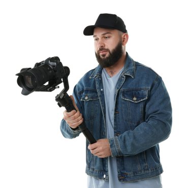 Kameraman beyaz arkaplanda kameralı titreşim dengeleyici kullanıyor