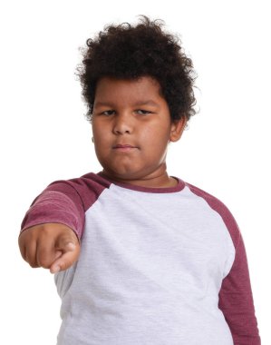 beyaz zemin üzerinde şirin küçük çocuk portresi