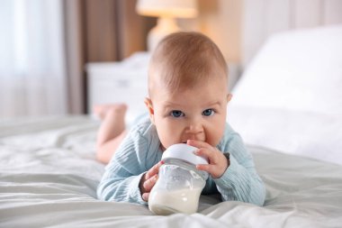 Evde şişeyle beslenen tatlı bir bebek.