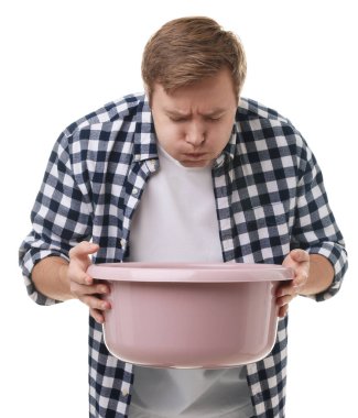 Beyaz arka planda mide bulantısı çeken genç bir adam.