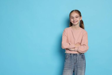 Açık mavi arka planda gözlüklü şirin kız, mesaj için yer var.