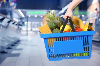 Süpermarkette farklı gıda ürünlerinin olduğu alışveriş sepeti, yakın çekim.