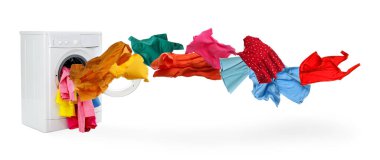 Çamaşır makinesi ve beyaz arka planda uçan çamaşırlar.