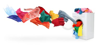 Çamaşır makinesi ve beyaz arka planda uçan çamaşırlar.