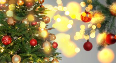 Mutlu Noeller ve mutlu tatiller. Kutlama kartı tasarımı, şenlikli süsler, köknar ağacı dalları ve bokeh ışıkları.