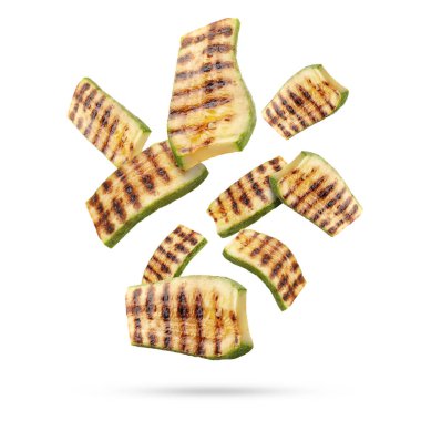 Izgara kabak parçaları beyaz arka plana düşüyor.