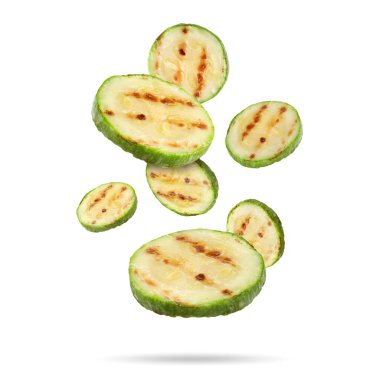 Izgara kabak parçaları beyaz arka plana düşüyor.