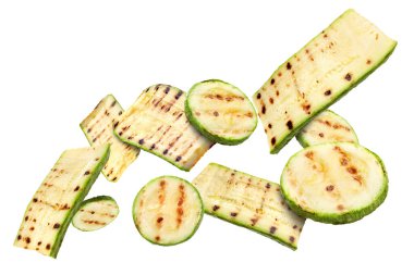 Izgara kabak parçaları beyaz arka planda havada uçuşuyor.