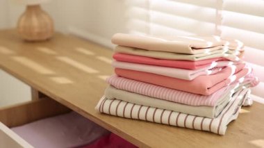 Kadın giysileri kapalı dolaba koyuyor, yakın plan.