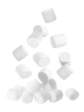 Beyaz arkaplandaki yığına düşen taze mallar