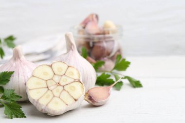 Sarımsak ve maydanoz beyaz masada, yakın plan. Metin için boşluk