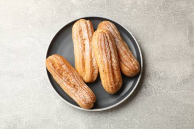 Açık gri masada nefis ekler, üst manzara.