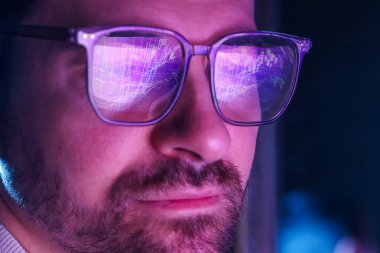 Karanlık arka planda yansıması olan gözlüklü bir adam, yakın plan. Metin için boşluk