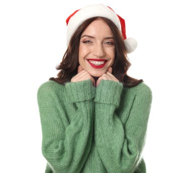 Beyaz arka planda Noel Baba şapkalı çekici bir kadın portresi. Noel sezonu