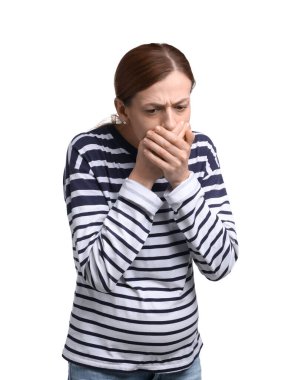 Beyaz arka planda bulantı çeken hamile bir kadın.