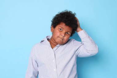 Açık mavi arka planda küçük şirin bir çocuğun portresi