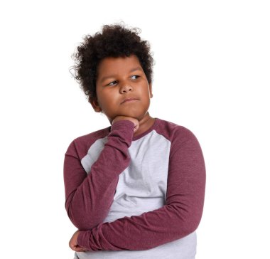 beyaz zemin üzerinde şirin küçük çocuk portresi