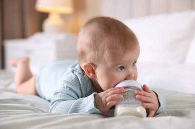 Evde şişeyle beslenen tatlı bir bebek.