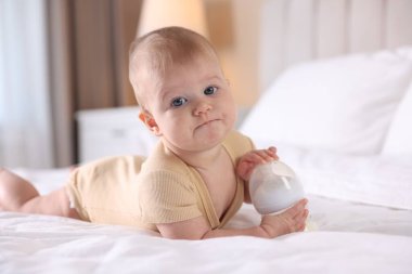 Evde şişeyle beslenen tatlı bir bebek.