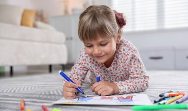 Evinde keçeli kalemle çizen sevimli küçük kız, mesaj için yer var.