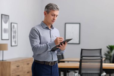 Gayrimenkul değerlendirmesi. Evdeki mülkiyet değerlendirmesini yürüten pano ile müfettiş, metin için boşluk