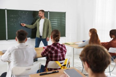 Sınıfta ders sırasında öğretmen ve öğrenciler