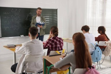 Sınıfta ders sırasında öğretmen ve öğrenciler