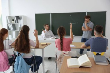 Sınıfta ders sırasında öğretmen ve öğrenciler, seçici odaklanma