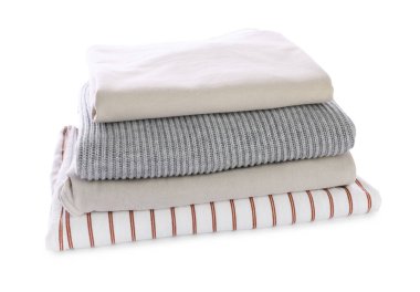 Beyaz üzerine izole edilmiş katlanmış giysi yığını