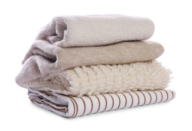 Beyaz üzerine izole edilmiş katlanmış giysi yığını