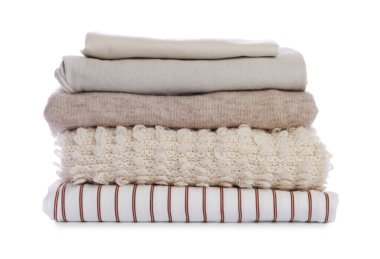 Beyaz üzerine izole edilmiş katlanmış giysi yığını