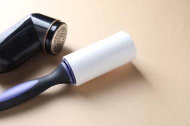 Bej arka planda pamuk tutacağı ve kumaş traş makinesi, yakın plan. Metin için boşluk