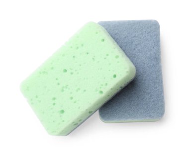 İki temiz mutfak süngeri beyaza izole edilmiş, üst manzara.