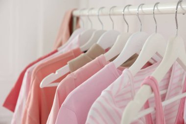 Farklı şık kıyafetler askıda asılı, kapalı, yakın çekim.