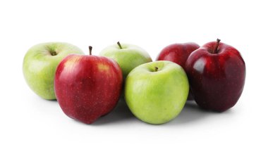 Beyaz üzerine izole edilmiş kırmızı ve yeşil olgun elmalar.