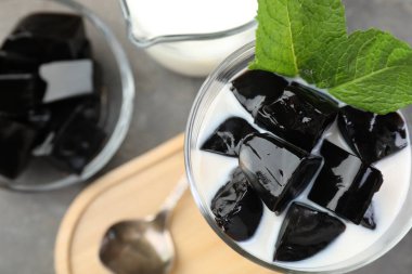 Gri masada servis edilen süt ve nane aromalı lezzetli bitkisel jöle.