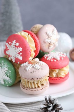 Beyaz masada lezzetli Noel kurabiyeleri, yakın plan.