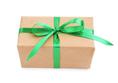 Beyaz kurdeleli bir hediye kutusu.