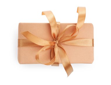 Kurdeleli bir hediye kutusu beyaz, üstten görünüyor.