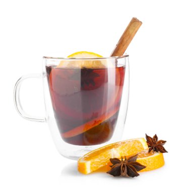 Baharatlı lezzetli şarap ve beyaz bardakta izole edilmiş portakal dilimleri.