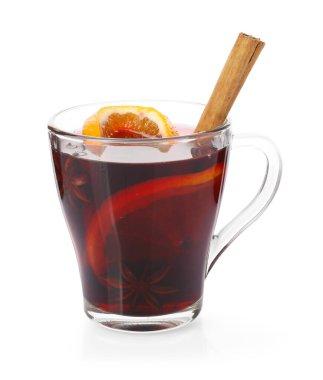 Beyaz bardakta izole edilmiş lezzetli sıcak şarap.