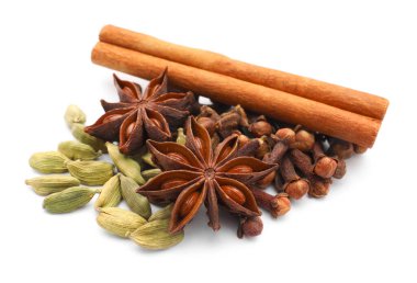Sıcak şarap baharatları. Tarçın çubukları, anason yıldızları, kardamon tohumları ve karanfiller beyaz üzerine izole edilmiş.