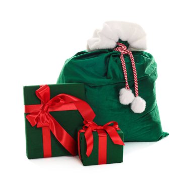 Noel Baba çantası, Noel hediyeleri beyaza izole edilmiş.