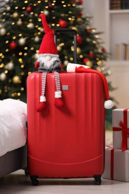 Noel tatili. İçinde Noel Baba şapkası, cüce ve hediye kutuları olan çanta.