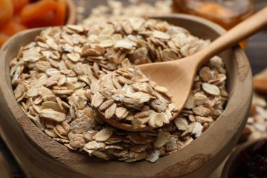 Tahıl yapıyorum. Yulaf gevreği, kurutulmuş meyve ve diğer malzemeler masada, yakın plan.