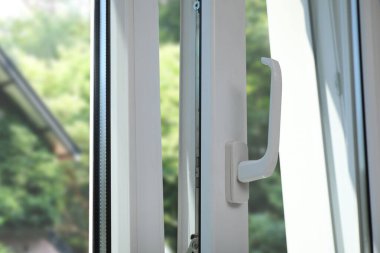 Pencereyi havalandırma için aç, kapat. Camdan güzel manzara