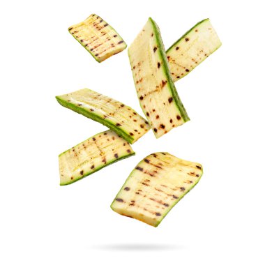 Izgara kabak parçaları beyaz arka plana düşüyor.